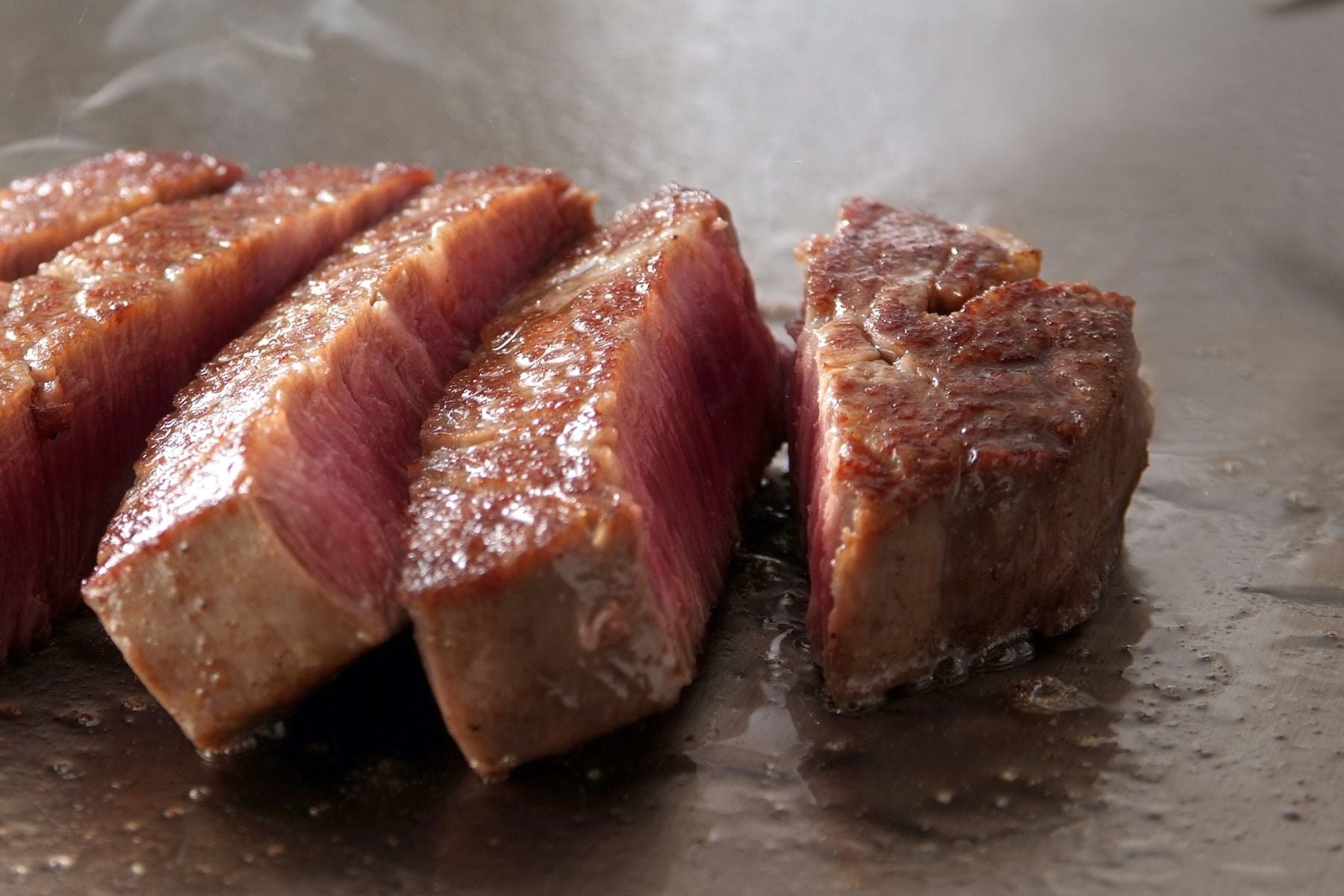 【徹底検証！最もステーキが美味しい焼き具合とは？】58℃、60℃、62℃、64℃…火入れ温度で変わるステーキの味と食感